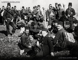 Dinlenme hâlindeki Osmanlı redif askerleri ve milisler (1912)