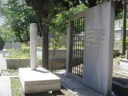 İstanbul Aşiyan Mezarlığı'ndaki mezarı