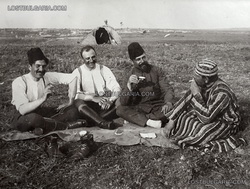 Bulgar askerlerinin Türk giysileriyle hatıra fotoğrafı. Muhtemelen Doğu Trakya'da 1912-1913