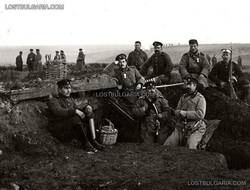 Çatalca yakınlarında siperlerde Bulgar subay ve askerler