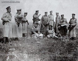 General Ratko Dimitriev 1912 Kırklareli Muharebesi için komutanları ile (sağda oturmuş)