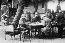 I. Konstantin Hacı Beylik'teki karargahta Venizelos ile 1913. Sağında oturan Viktor Dousmanis
