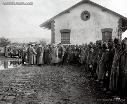 Kral Ferdinand Eski Zağra istasyonunda Türk esirleri denetlerken. Sonbahar 1912