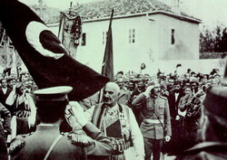 Türk bayrağı Kral Nikola'ya veriliyor
