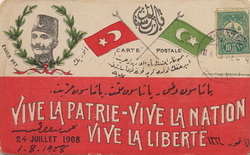 Enver Bey 1908 Devrimi'nden sonra al bayrak ve yeşil sancaklı kartpostalda