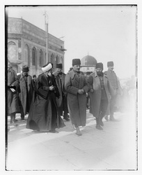 Enver Paşa Kubbetüs Sahra'yı ziyaret ederken 1916