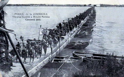 Zimnicea'da Tuna'yı geçen Romenler