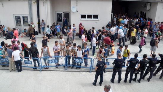 Kaçak göçmenlerin toplu firar girişimine biber gazlı müdahale